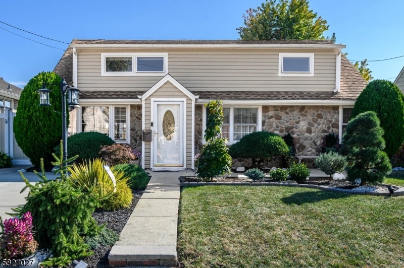 view of front property with a front lawn