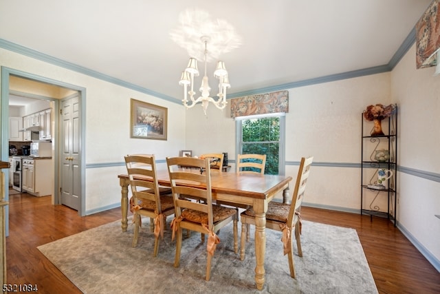 dining room featuring crown molding, a notable chandelier, and dark hardwood / wood-style floors