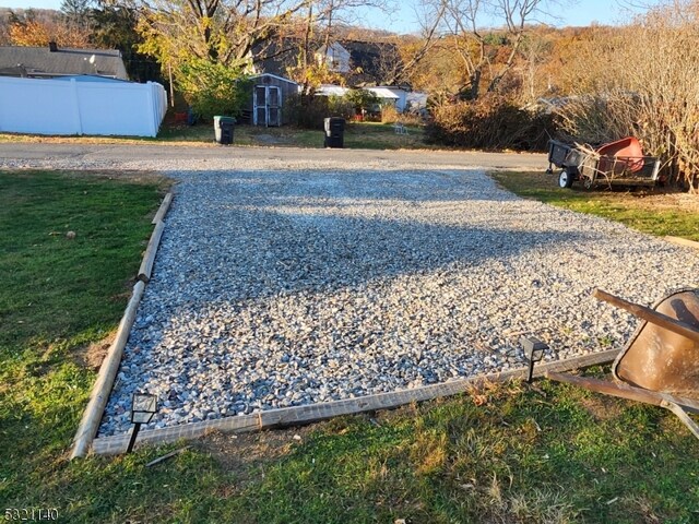 view of yard featuring a shed