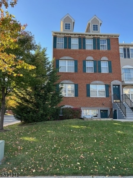 view of front of property featuring a front lawn