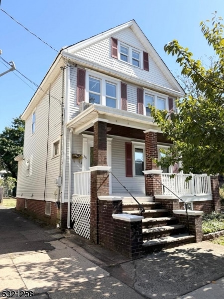 view of front of property featuring covered porch