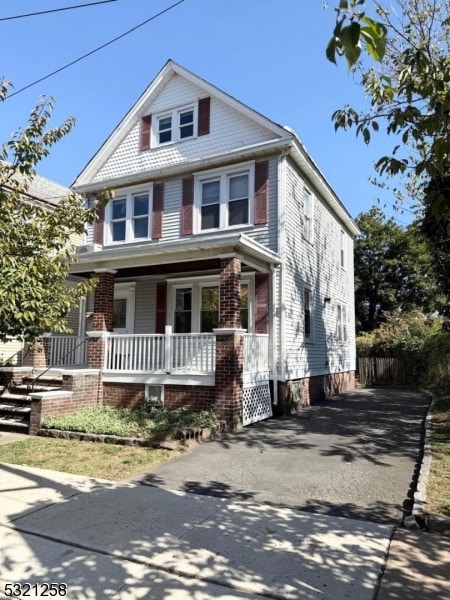 view of front facade featuring covered porch