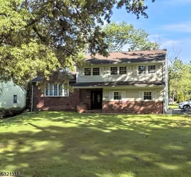 view of front of house with a front yard