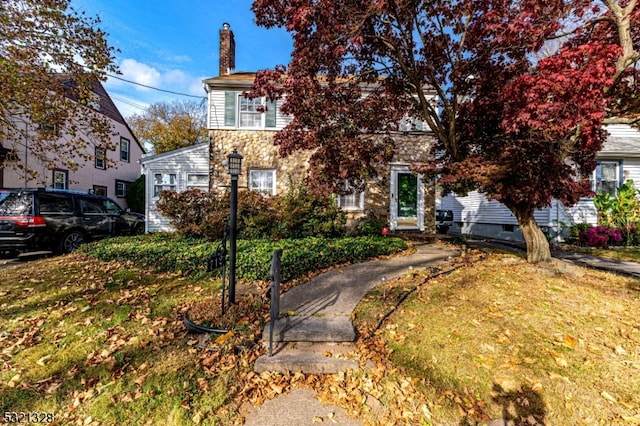 view of front facade featuring a front yard