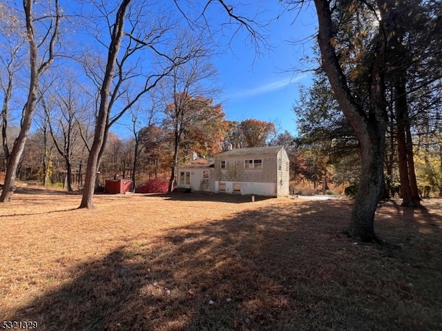 view of yard featuring a storage shed