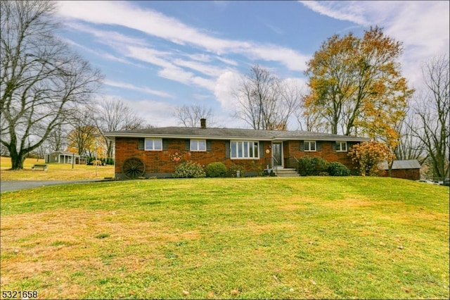 ranch-style house featuring a front yard