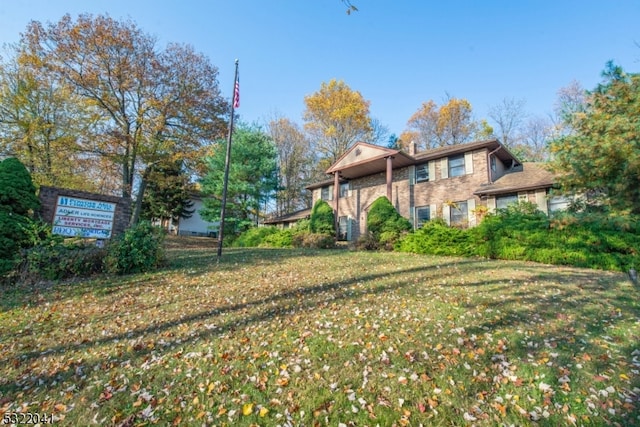 view of front of house featuring a front lawn