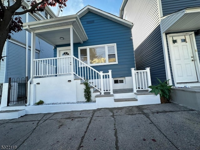 entrance to property featuring covered porch