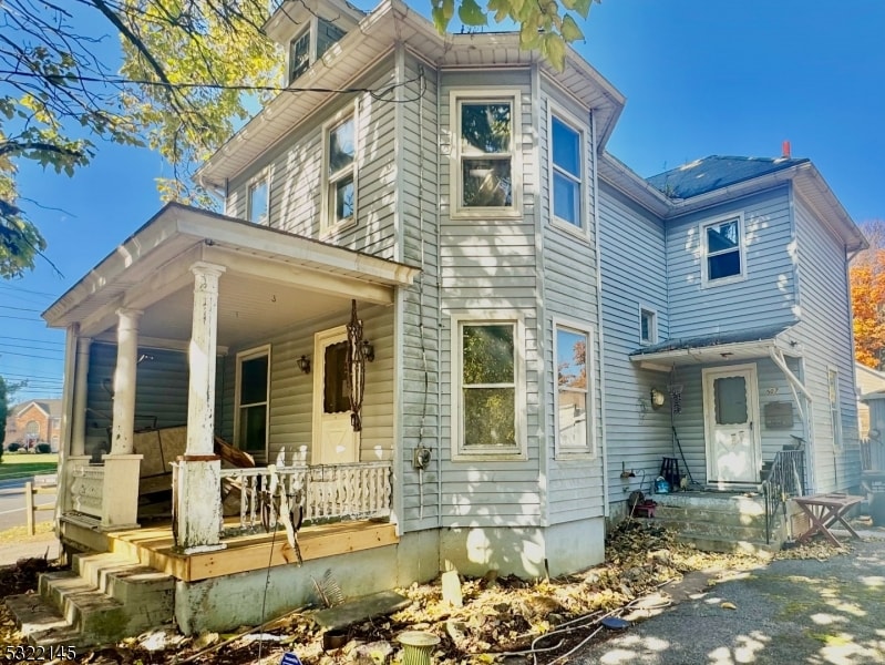 view of front facade with covered porch