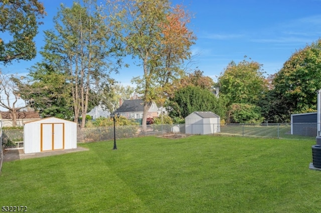 view of yard featuring a storage unit