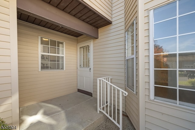 entrance to property featuring a patio