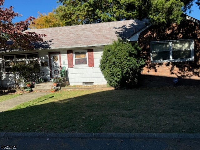 view of front facade featuring a front yard