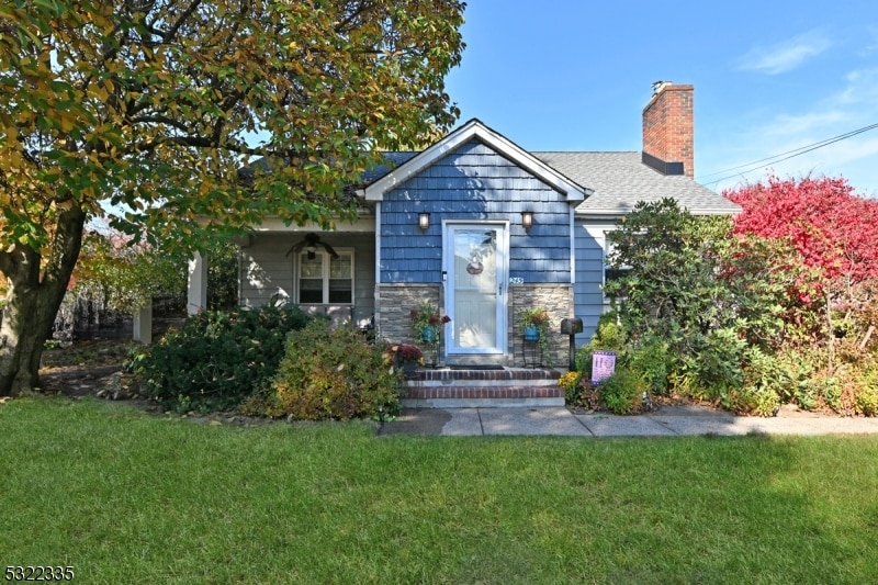 view of front of home featuring a front lawn