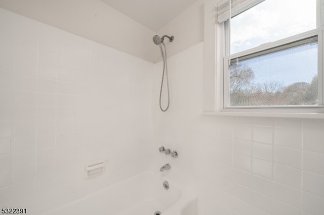 bathroom featuring tiled shower / bath combo