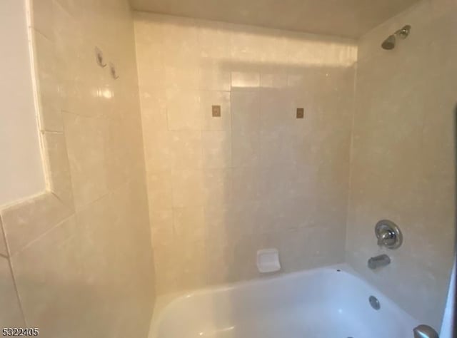 bathroom with tiled shower / bath combo