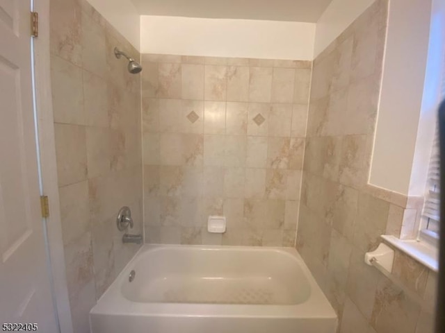 bathroom with tiled shower / bath combo