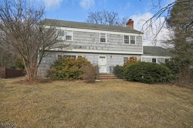 view of front facade featuring a front lawn