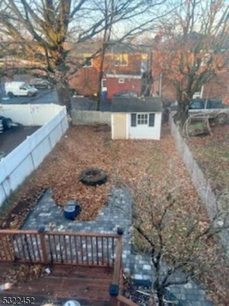 view of yard featuring a storage unit