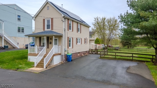 view of front of home featuring a porch and a front yard