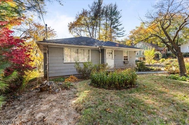 ranch-style home featuring a front lawn