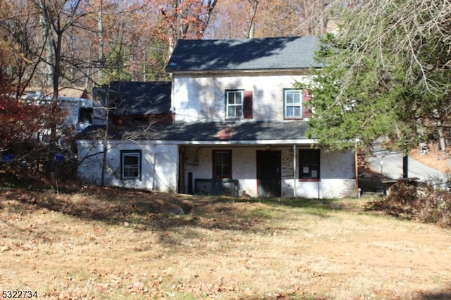 view of front of home featuring a front yard