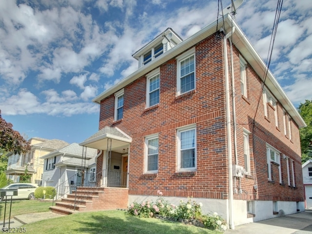 view of front of property featuring a front lawn