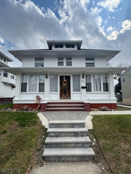 view of front facade with a front lawn