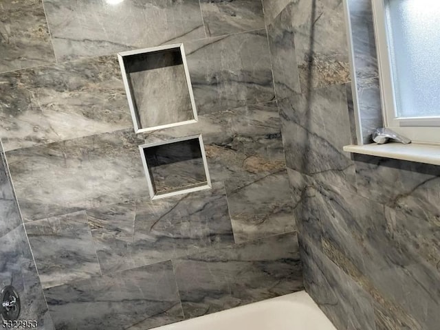 bathroom with tiled shower / bath