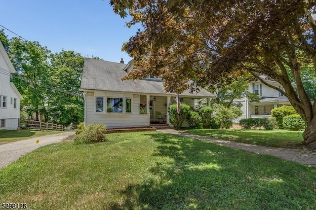 view of front of home featuring a front lawn and fence