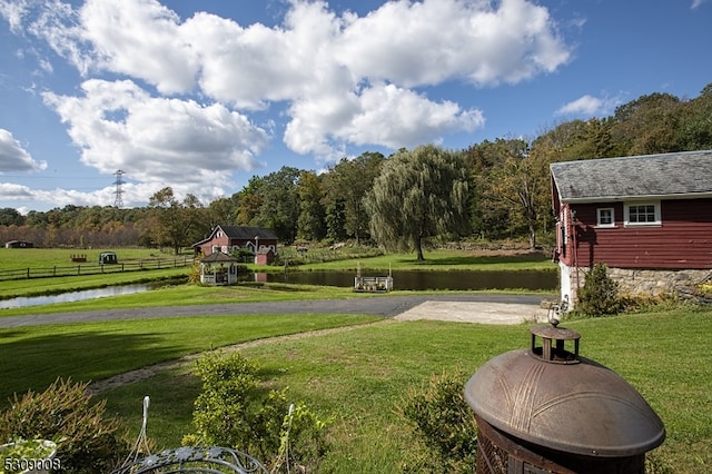 view of yard featuring a water view