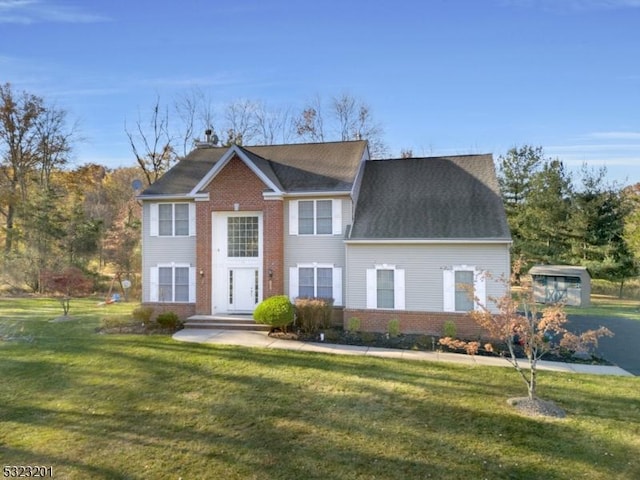 view of front of house featuring a front lawn