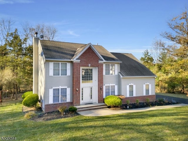 view of front of property featuring a front lawn