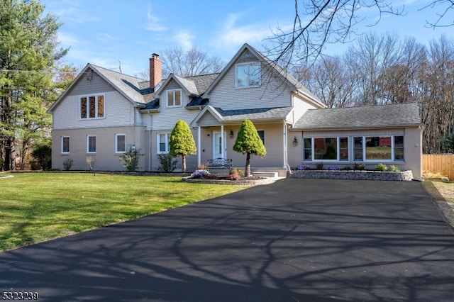 view of front facade with a front lawn