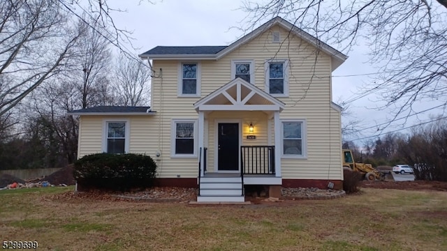 view of front of home featuring a front yard