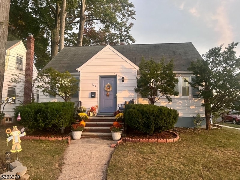 view of front facade featuring a front lawn