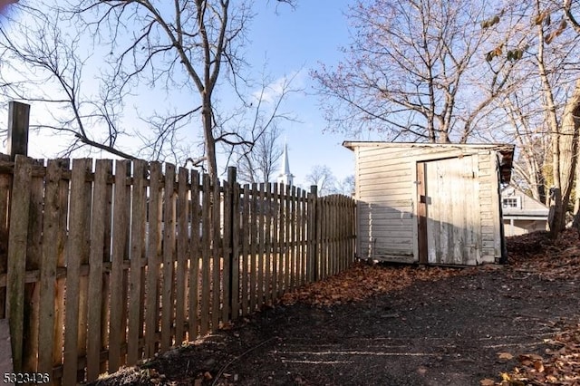 view of yard featuring a shed