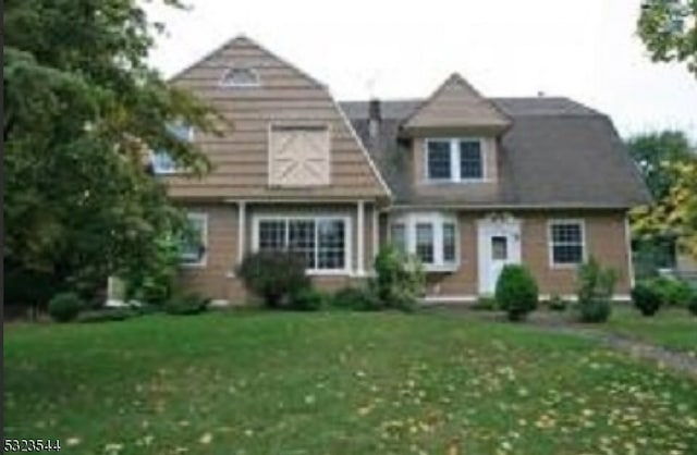 view of front of property featuring a front lawn