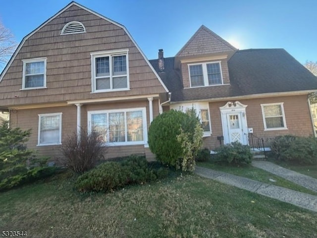 view of front of property with a front lawn