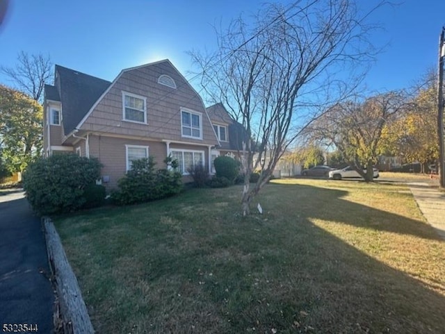 view of front facade featuring a front yard