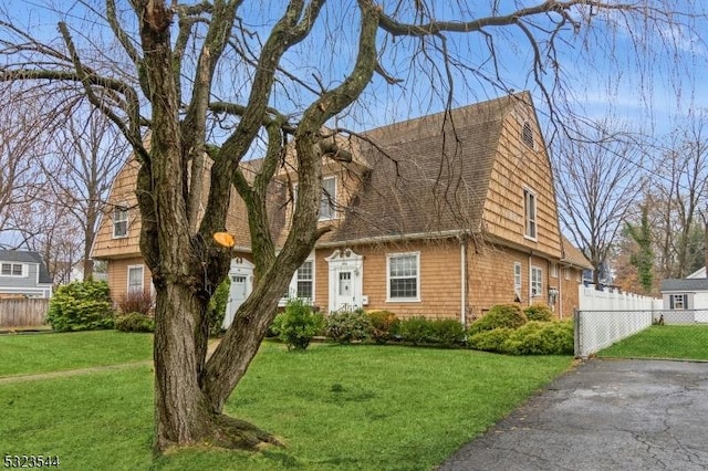 view of front of home featuring a front yard