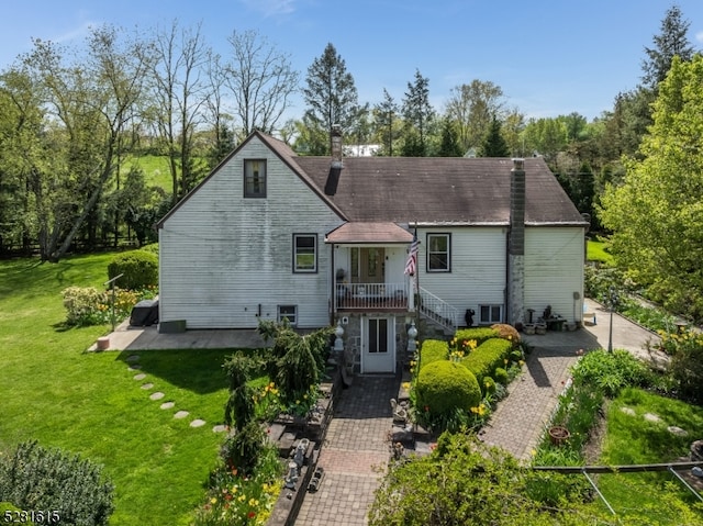 back of house featuring a yard