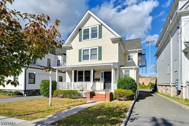 view of front of property featuring a front lawn and covered porch