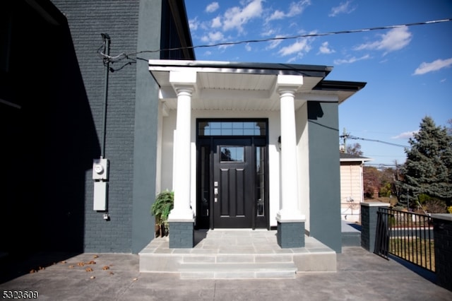 property entrance featuring a porch