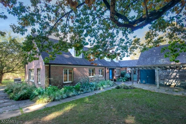 view of front of house featuring a front lawn