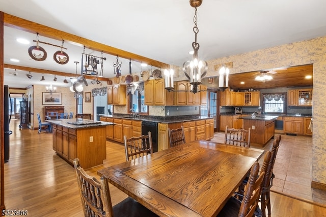 dining room with sink, light hardwood / wood-style floors, and an inviting chandelier