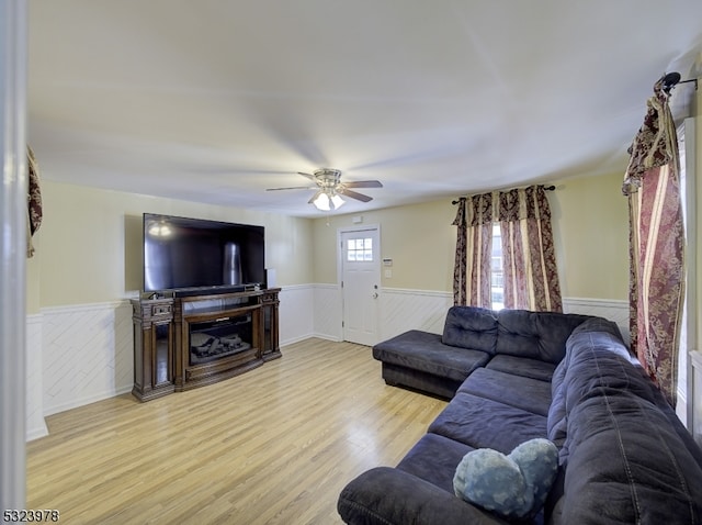 living room featuring light hardwood / wood-style floors and ceiling fan