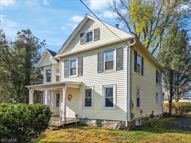 view of front facade featuring a porch and a front lawn