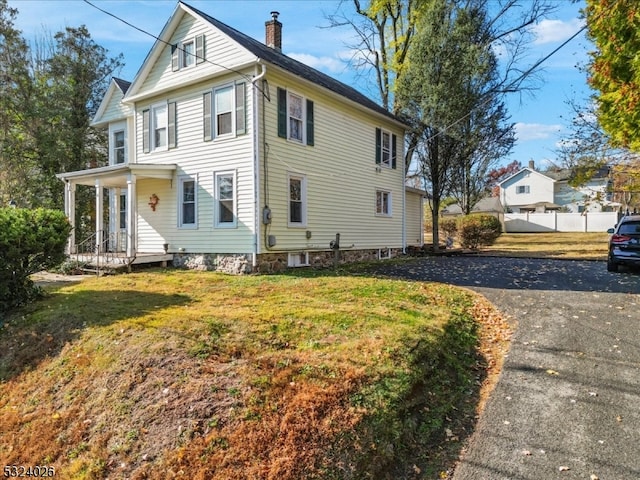 view of front facade with a porch and a front yard