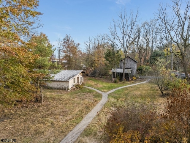 view of yard featuring an outbuilding