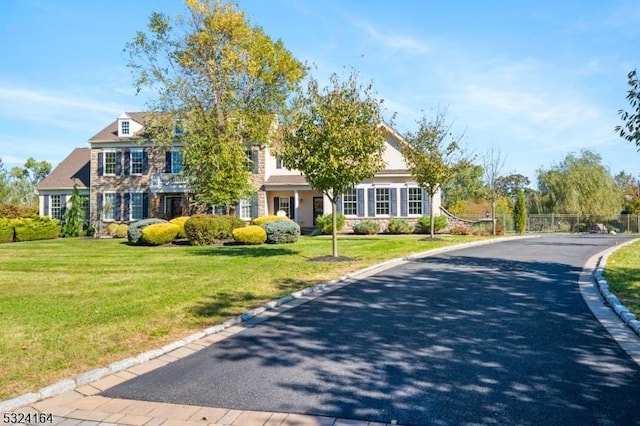 view of front facade featuring a front lawn